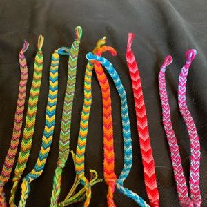 10 colorful friendship bracelets!